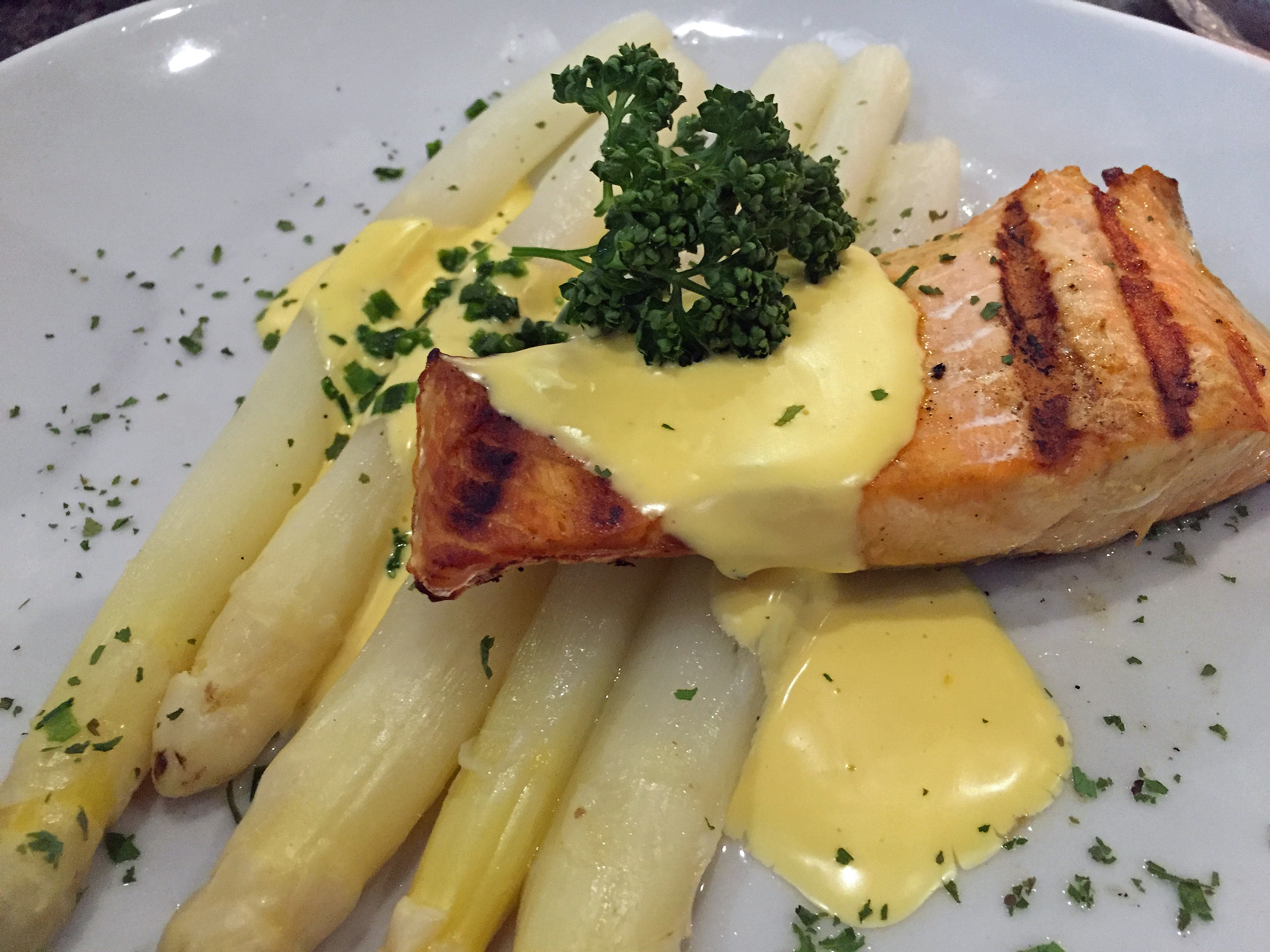 231 Spargel mit Lachsfilet | Restaurant Sirtaki